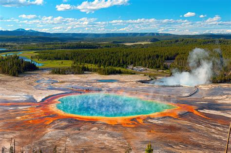 what type of volcano is yellowstone caldera